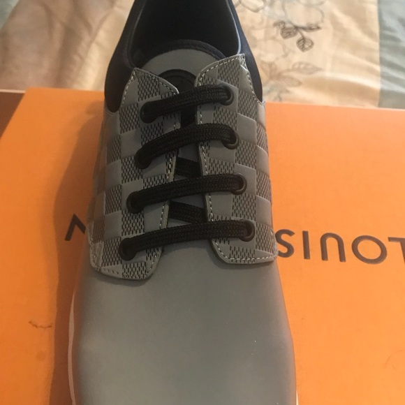 Louis Vuitton - Picture 3 of 6